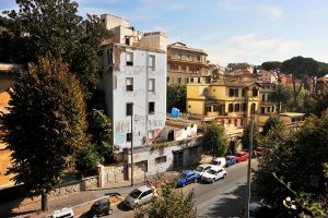 TRAGEDIA ALLA BALDUINA Trovato carbonizzato sul balcone