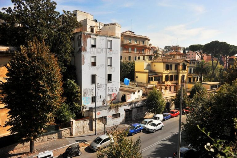 TRAGEDIA ALLA BALDUINA Trovato carbonizzato sul balcone