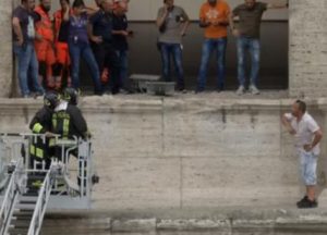 ULTIM’ORA Squilibrato minaccia di buttarsi dal Colosseo
