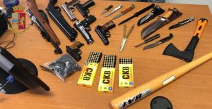 Seminudo in strada infastidiva i passanti con coltello e pistola giocattolo