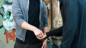 Beccato baby pusher in azione in quartiere del centro