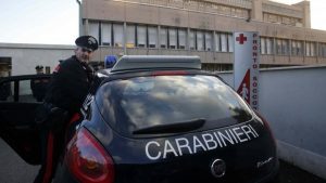 UBRIACO PRENDE A CINGHIATE MOGLIE E FIGLIOLETTA IN UN CASOLARE