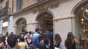 Provano il furto allo Disney store ma gli dice male