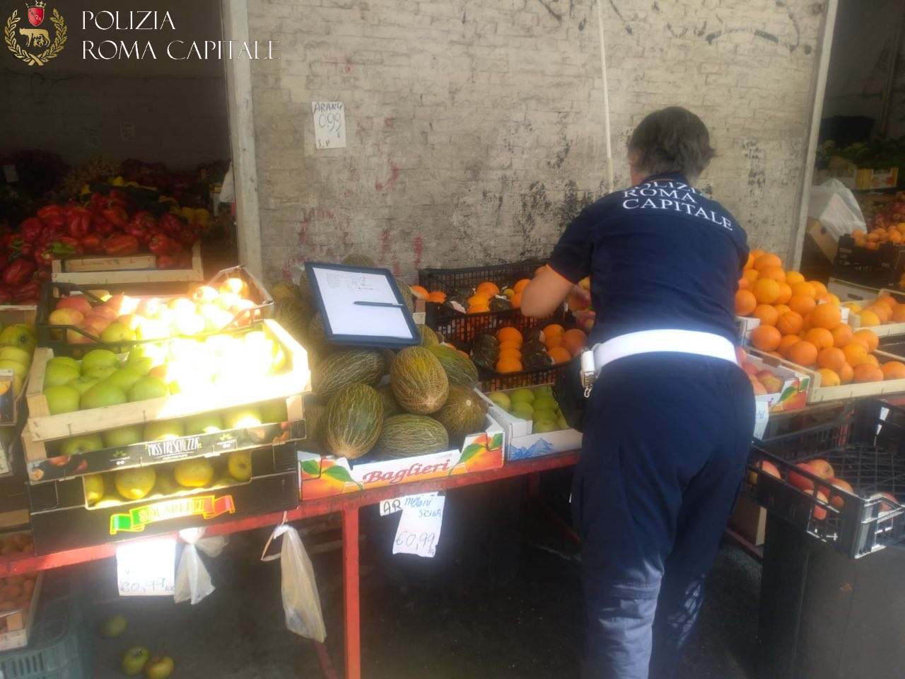 Polizia sequestra frutta