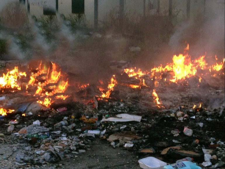 ROMA Incendio al campo rom in via Candoni
