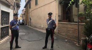 Rinvenuto in casa morto dopo 10 giorni: il corpo era decapitato