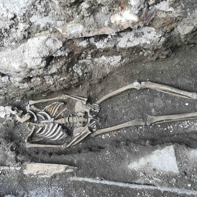 ROMA Piramide Affiorano altri due scheletri