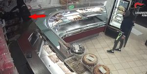 Arrestati fratelli rapinatori: 3 rapine in negozio di dolci