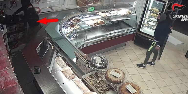 Arrestati fratelli rapinatori: 3 rapine in negozio di dolci