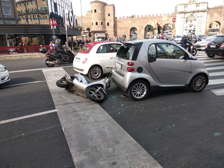 ROMA Piazzale Appio Sfonda il lunotto dell’auto e rischia la decapitazione