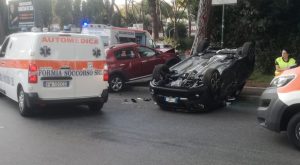 Auto si ribalta in scontro: ferita una donna e 2 bambini