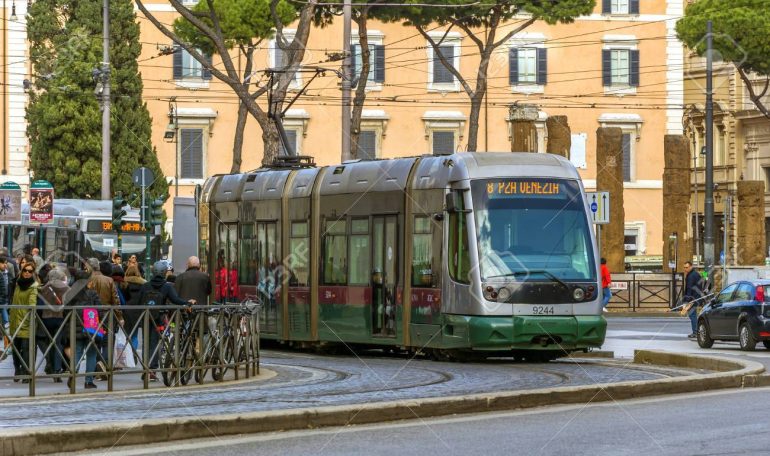 Vetri spaccati e ingenti danni su due tram della linea 8