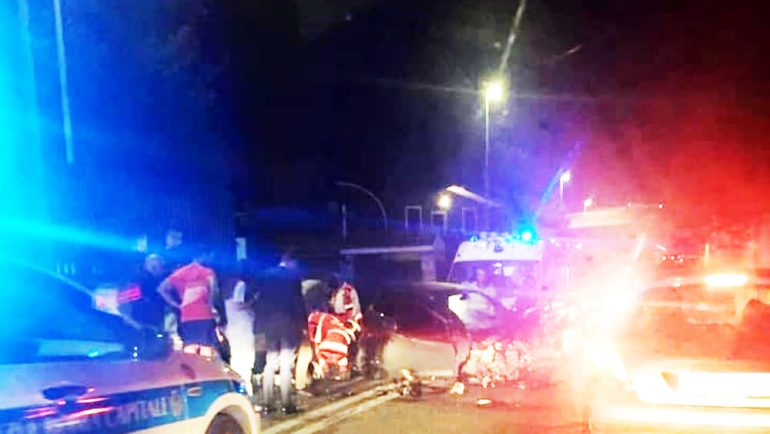ROMA NORD Frontale auto microcar: grave 17enne