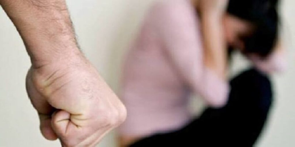 violenta la compagna davanti alla figlia neonata, è successo ai Castelli Romani