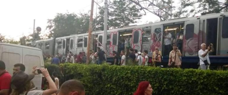 Guai sulla Roma-Lido: si ferma il treno, passeggeri nel caos