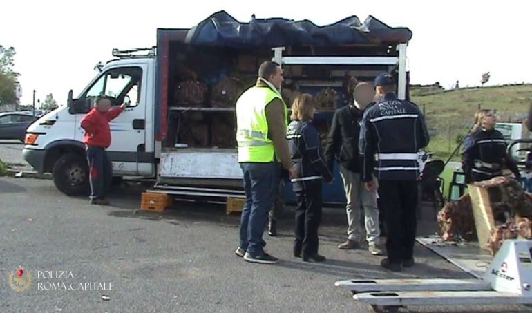 Vendita illegale di presepi su strada: sequestro per oltre 10.000 euro