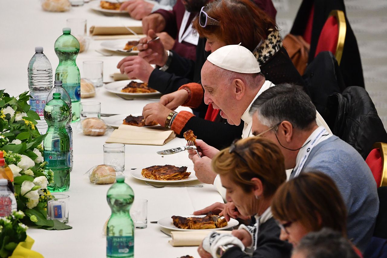 Il Papa ha invitato 44 transessuali ad un pranzo speciale : la svolta storica