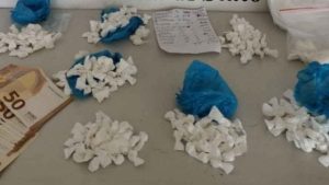 Di padre in figlio: arrestati con un chilo di droga tra hashish e cocaina