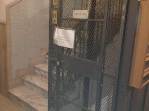 ROMA Precipita nella tromba dell’ascensore: morto 70enne