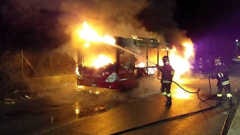 ROMA Autobus Atac in fiamme nella notte