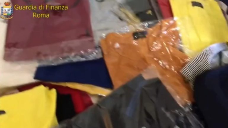 ROMA Corrompe i militari per evitare il sequestro di vestiti contraffatti