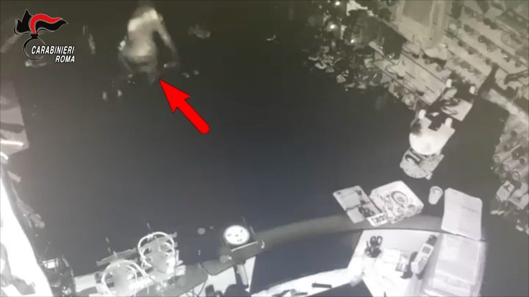 Saracinesche forzate a mano per rubare: presa baby gang rom