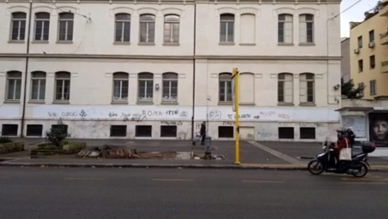 ROMA — Svastica e scritte antisemite sui muri di una scuola