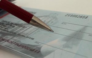 ROMA Incassavano assegni rubati con documenti falsi: 14 indagati