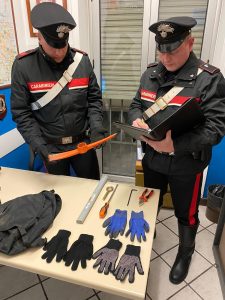 Si aggirano tra i condomini con arnesi atti allo scasso: denunciati