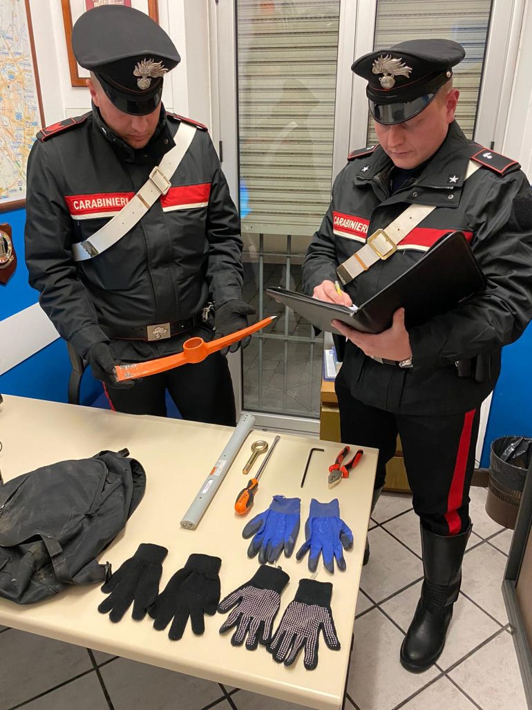Si aggirano tra i condomini con arnesi atti allo scasso: denunciati