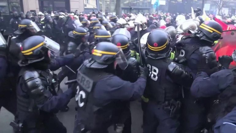 PARIGI Violenti scontri tra Polizia e Vigili del Fuoco