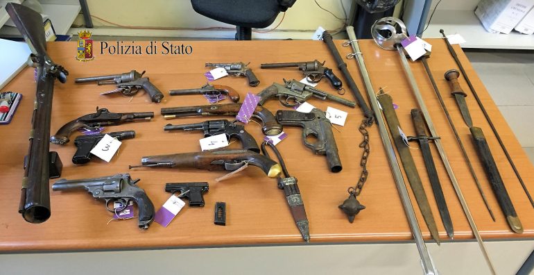 ROMA Deteneva illegalmente arsenale: anziano in manette