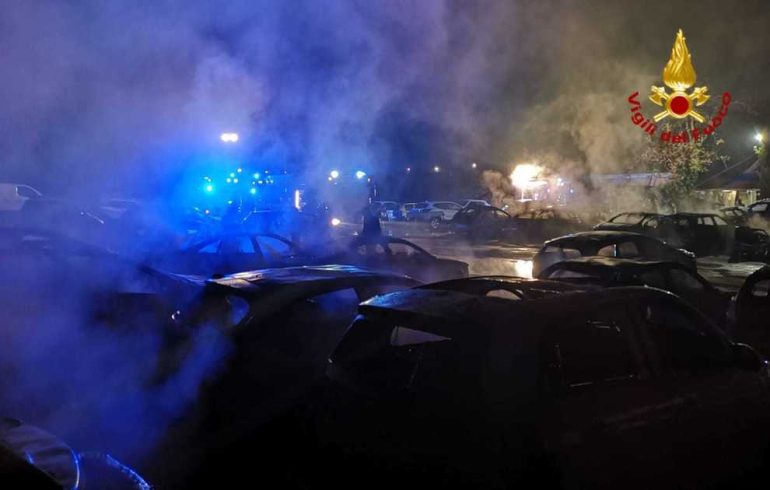 ROMA TOR CERVARA Incendio davanti officina: distrutte 50 auto