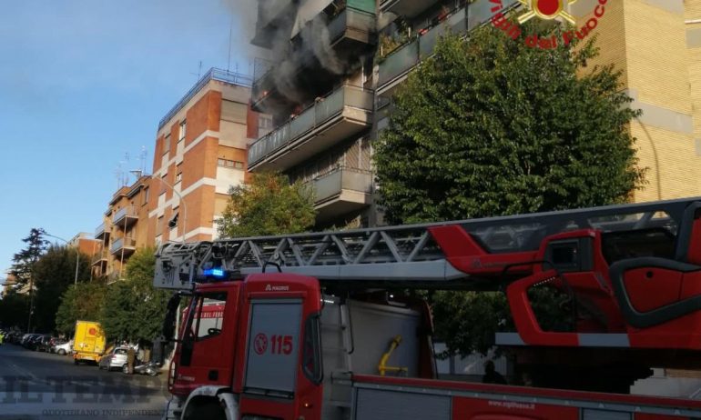 ROMA Incendio in appartamento: 3 persone ferite. Muore un cagnolino