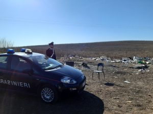 Bruciavano rifiuti pericolosi: 5 in manette