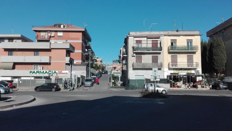 Punta coltello a una donna e crea il panico: inseguimento nel VI municipio