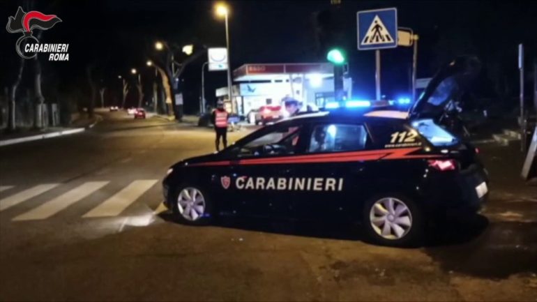 Termini, aggredisce un uomo disabile per rapinarlo