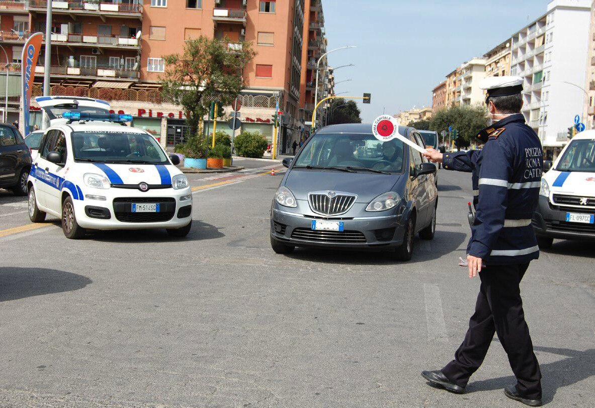 CONTROLLI Fermata auto con a bordo farmaci per curare il coronavirus