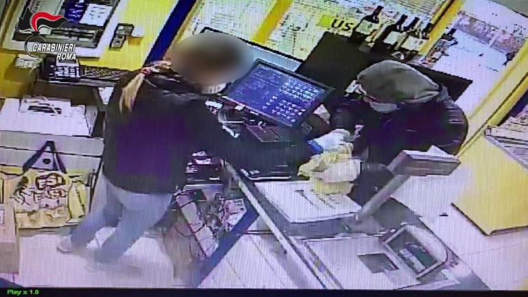 Rapina con mascherina a Tor Bella Monaca: finisce nei guai