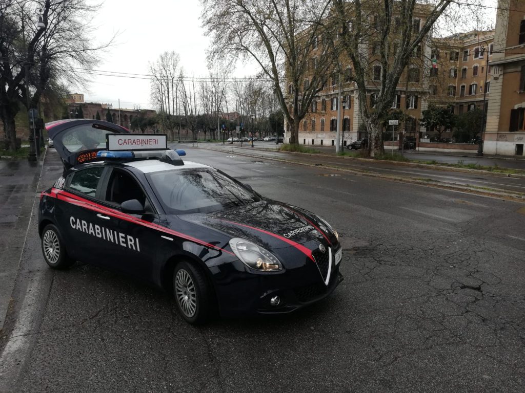Al minimarket vendevano mascherine prive di sicurezza, denunciati