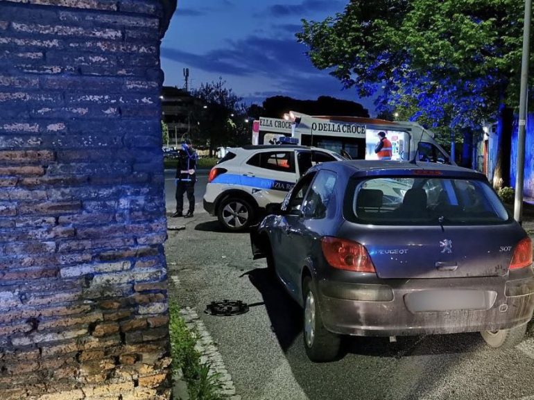 Alla guida senza patente ferisce donna anziana: inseguimento da far west sulla Togliatti