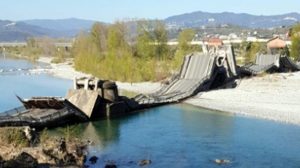 CROLLO PONTE A MASSA CARRARA – Si indaga per disastro colposo