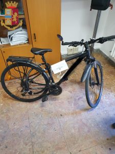 Prati, tenta di rubare bicicletta di valore: bloccato insieme alla complice