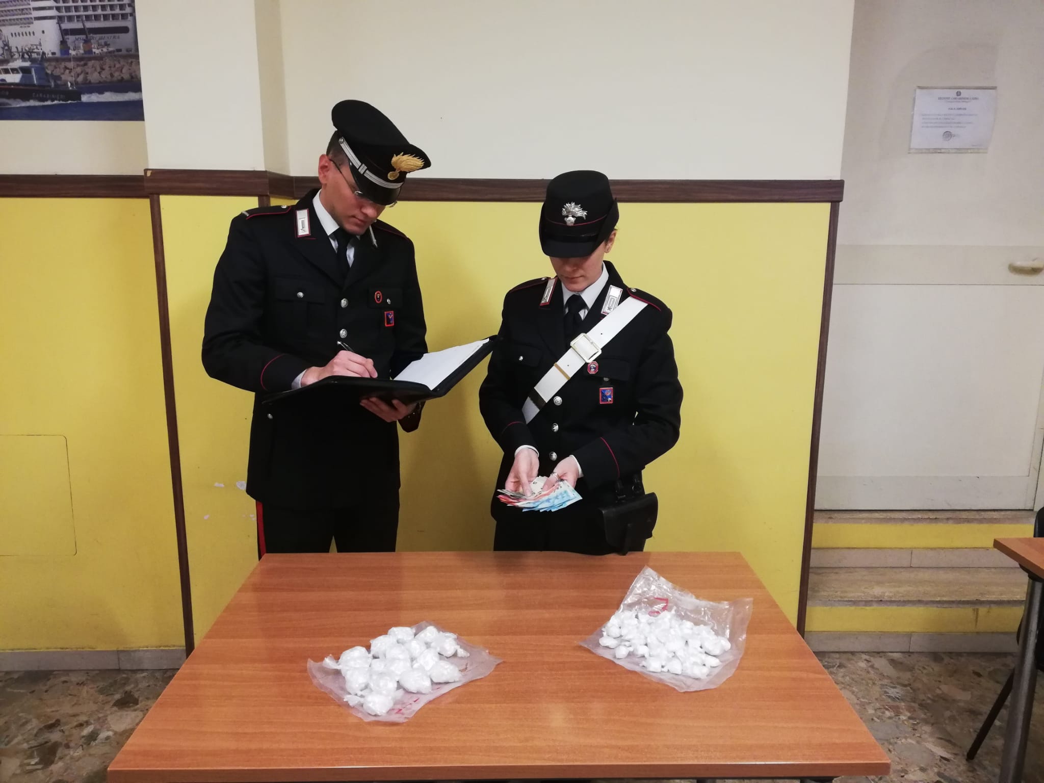 MONTESACRO La droga sequestrata dai Carabinieri con i soldi