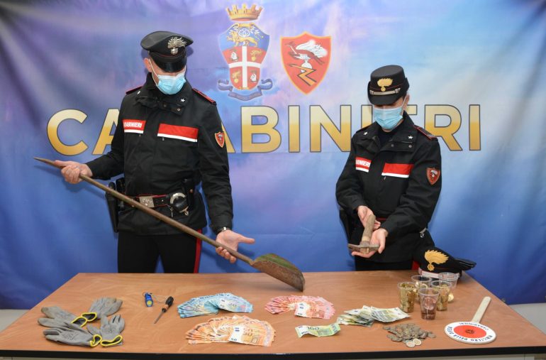 MONTESACRO Ladri nella notte: due rapine a pochi metri di distanza