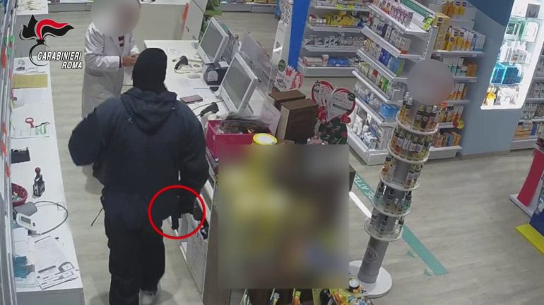 Presi i rapinatori seriali delle farmacie e bar di Acilia, Palocco, Axa e Infernetto