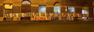 FOTO – Striscione dei tifosi della Roma per De Rossi