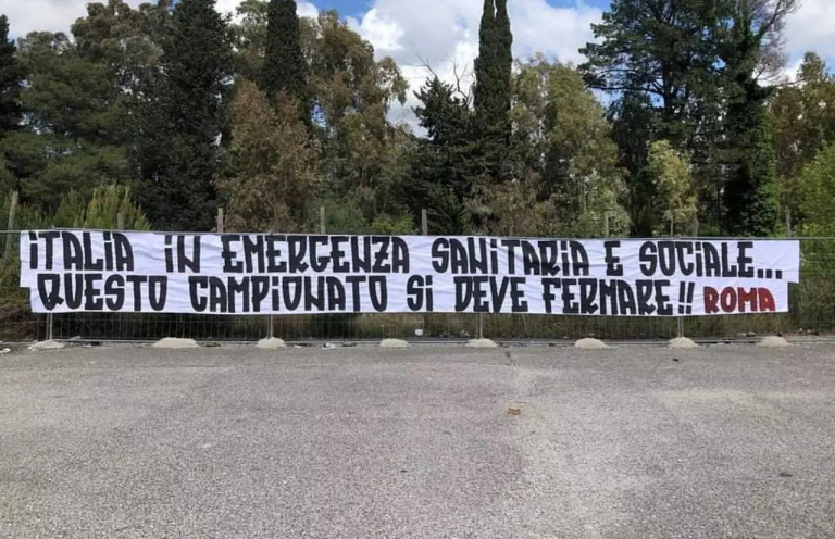 Striscione dei romanisti contro la ripresa della Serie A