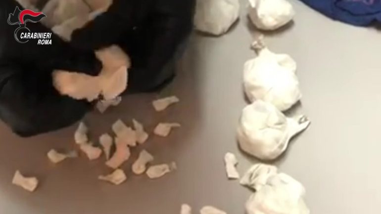 Tor Bella Monaca – Esce da una cantina e viene beccato in possesso di droga e con una pistola