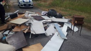 Roma, abbandona rifiuti ingombranti in strada: beccato!